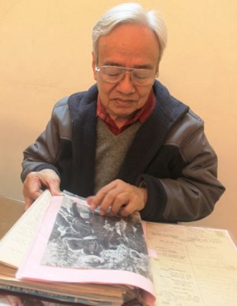Đại tá CCB Vũ Xuân Thăng, anh trai liệt sĩ Vũ Xuân Thiều, giới thiệu những kỷ vật của liệt sĩ. Ảnh tư liệu gia đình